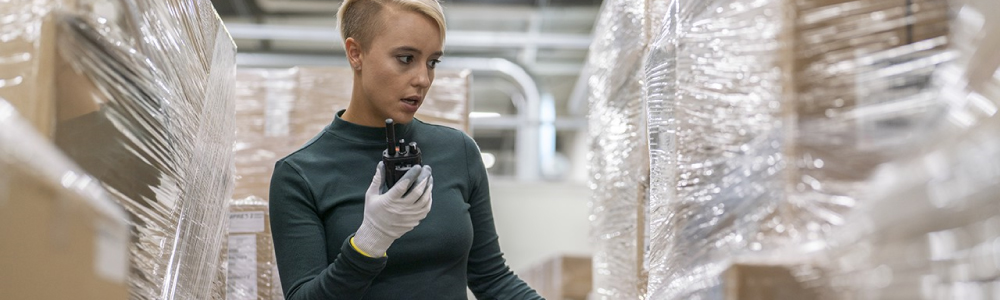 Person using MotoTRBO R7 radio