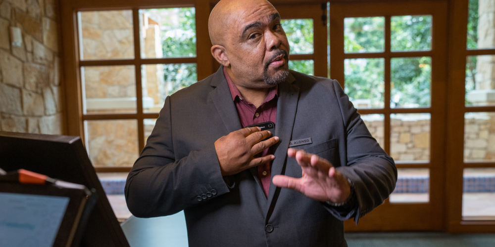 Motorola V200 in Hospitality Clerk Use Case