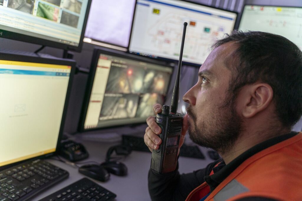 An operator in a control room responds to a automated alert from a lone worker's MOTOTRBO radio.